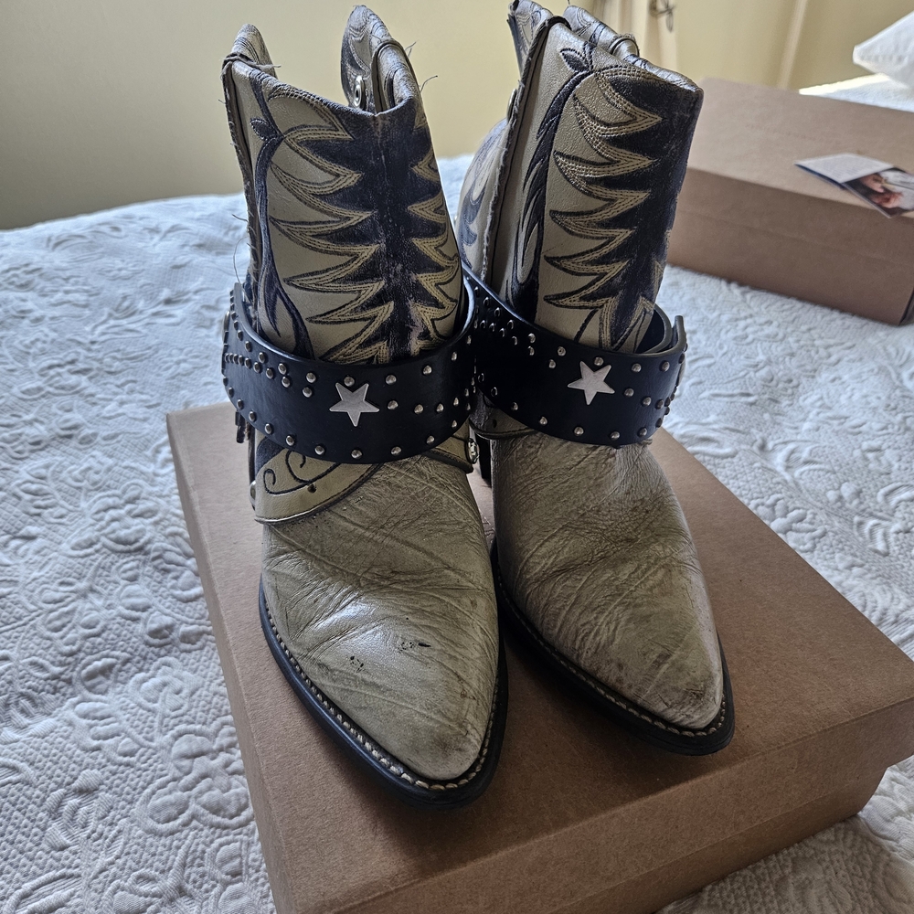 Western Star-Accent Ankle Boots in Metallic Cream and Black